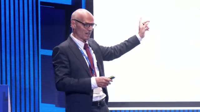 José García-Montalvo durante la ponencia